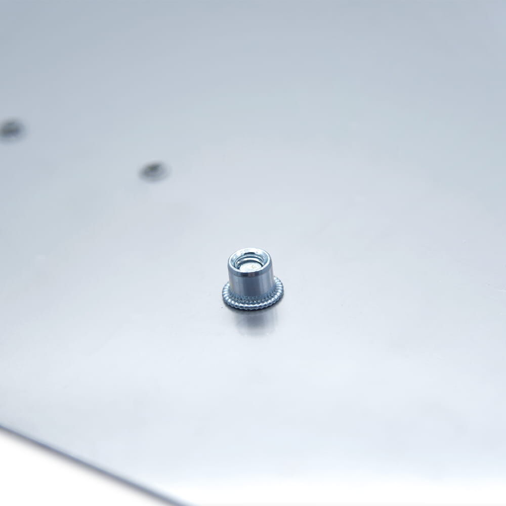 Nahaufnahme eines Metallgewindes auf der Rückseite einer ADR-Tafel, silber glänzend.