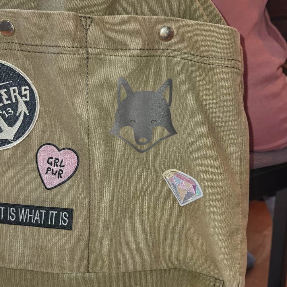 Bügelbild Fuchs schwarz, auf khaki-Rucksack aufgebügelt, Tageslichtansicht