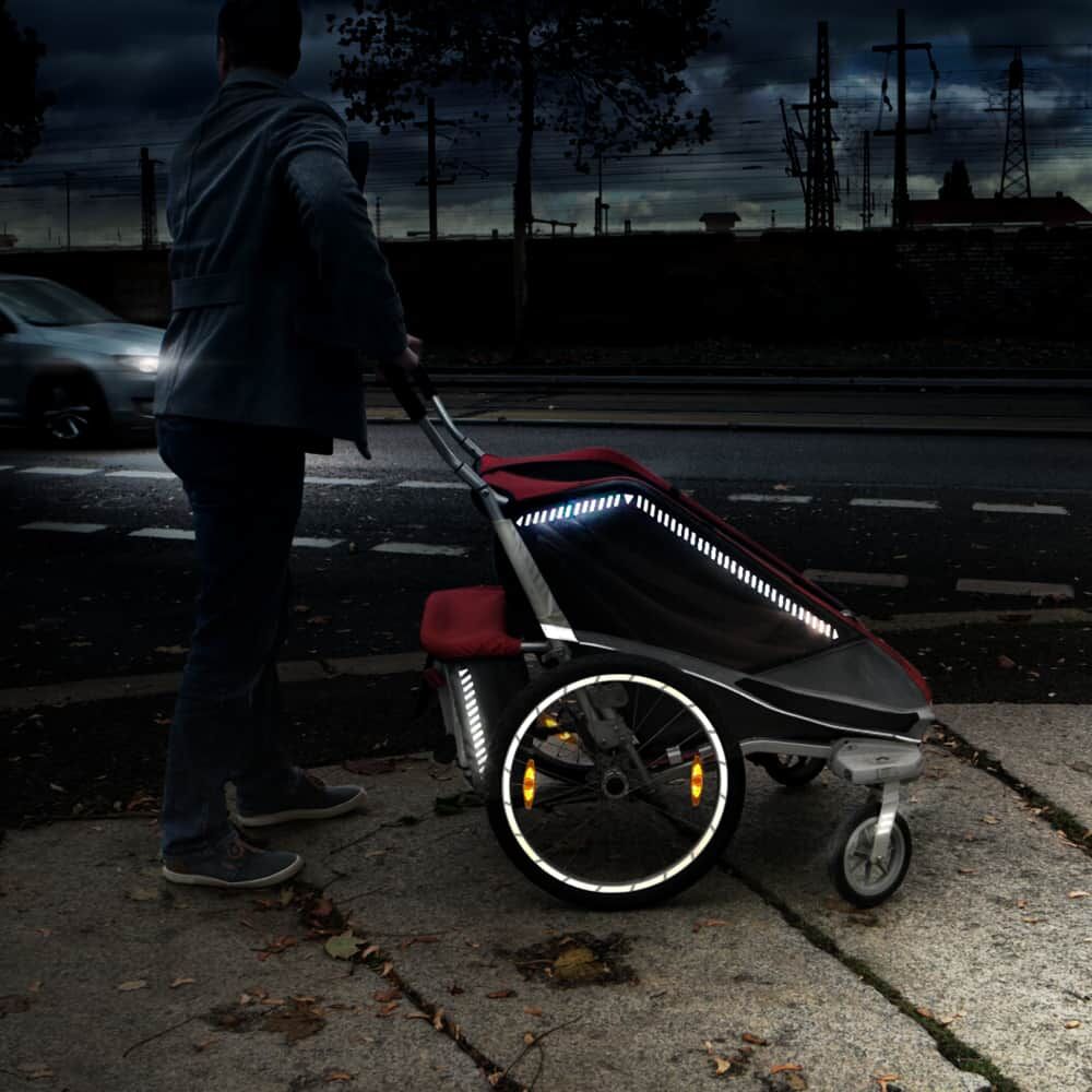 Reflektierende Felgensticker Light am Kinderanhänger bei Nacht