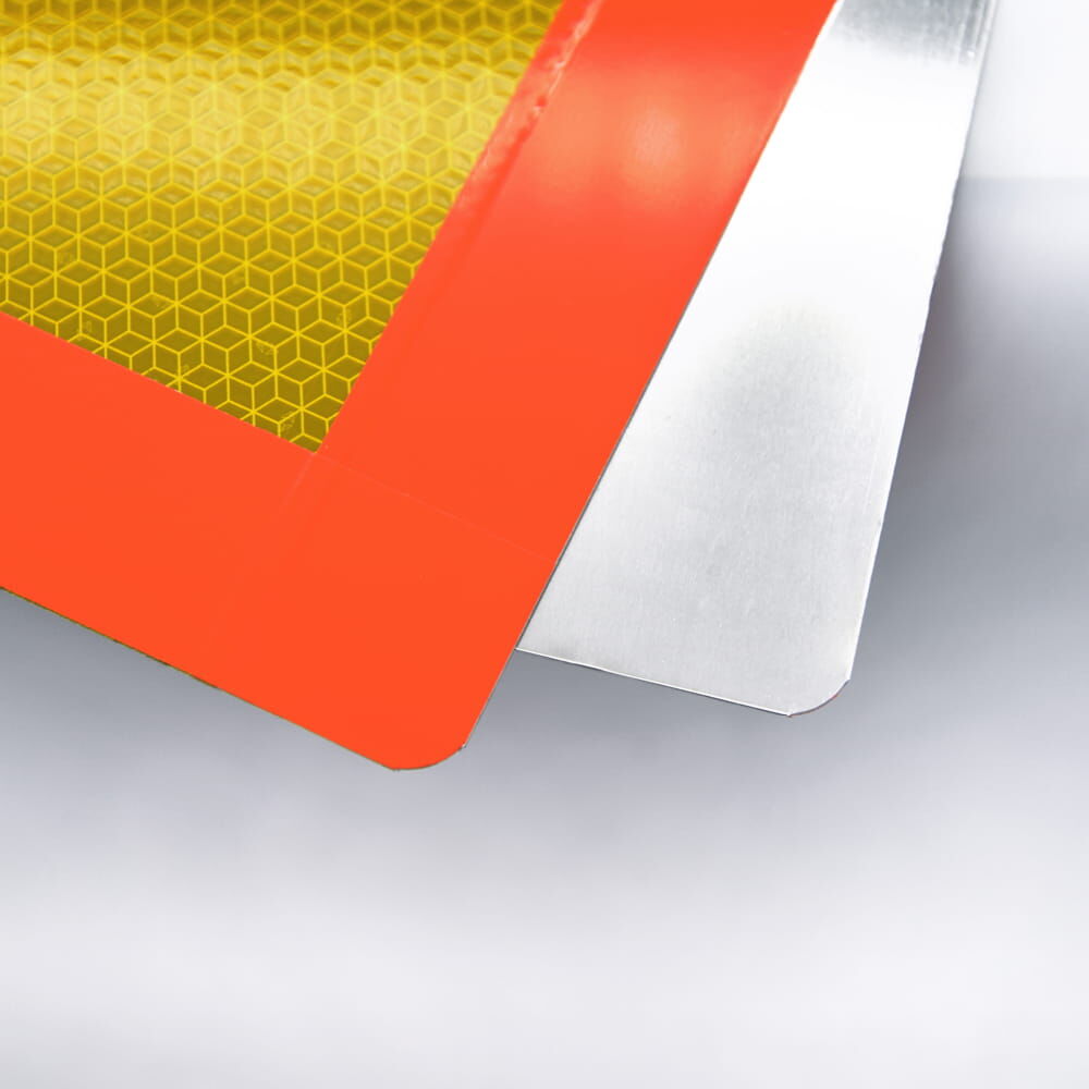 Eckdetail zeigt Folienschicht auf Alu-Träger