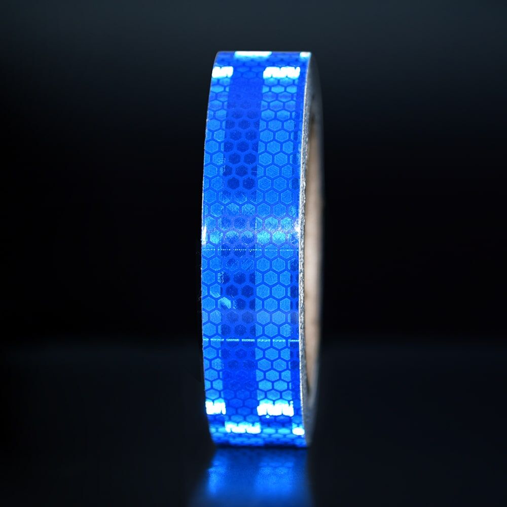 25 mm Rolle 3M Reflexband 823i blau, reflektierend vor dunklem Hintergrund