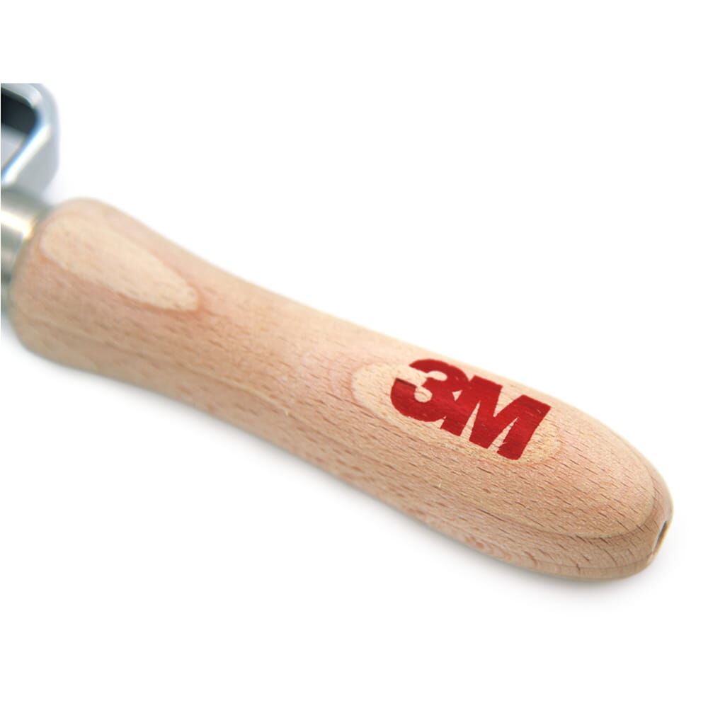 Detailansicht des Holzgriffs mit rotem 3M Logo auf hellem Hintergrund
