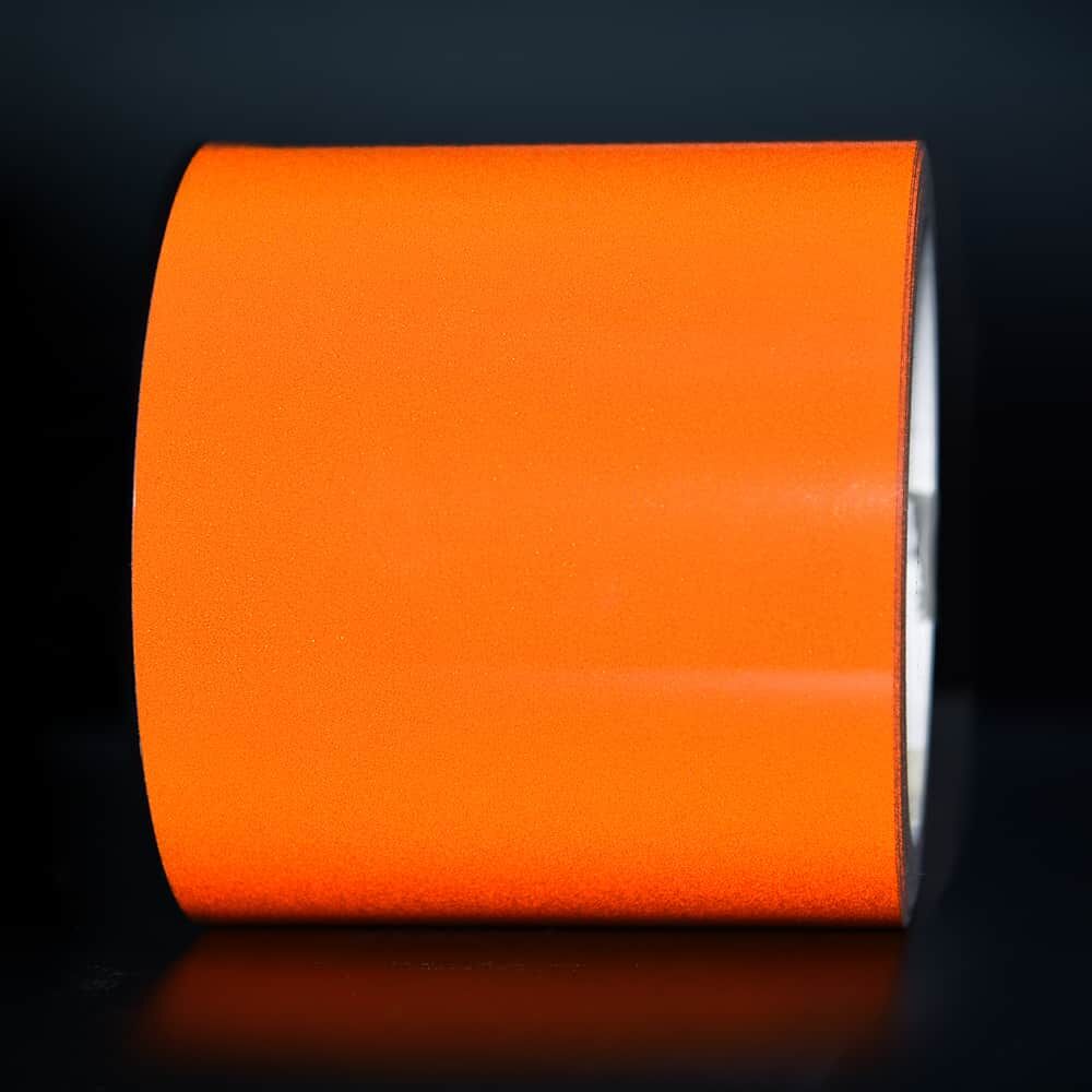 100 mm Rolle Orafol ORALITE Reflexband 5710 orange, reflektierend vor dunklem Hintergrund