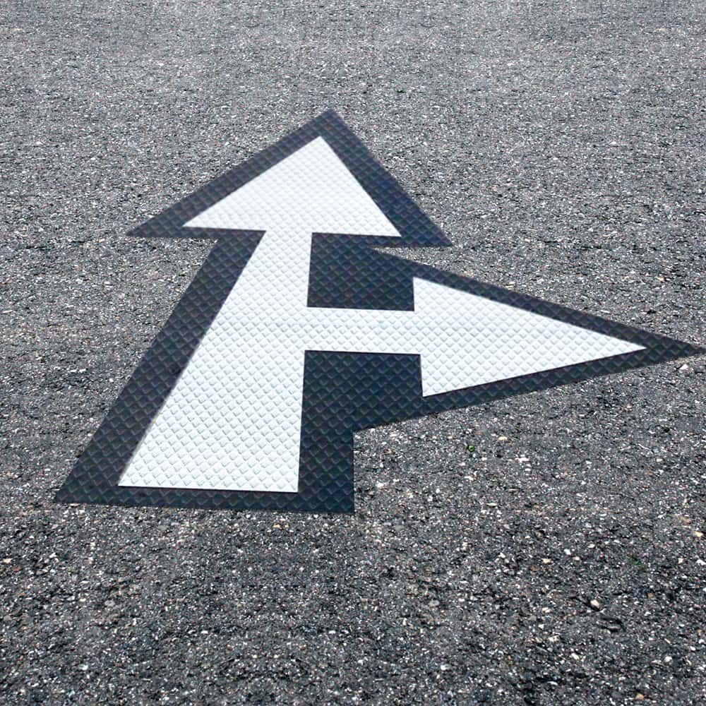 Pfeilmarkierung aus 3M Stamark A715 und weißer Folie auf Asphalt aufgebracht