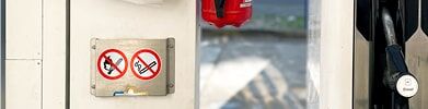 Hinweisschild an Zapfsäule: Rauchen und Mobiltelefone verboten.