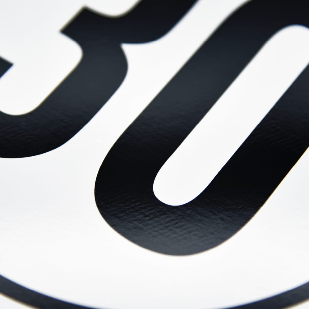 Nahaufnahme der Zahl 30 auf Geschwindigkeitsschild für Deutschland