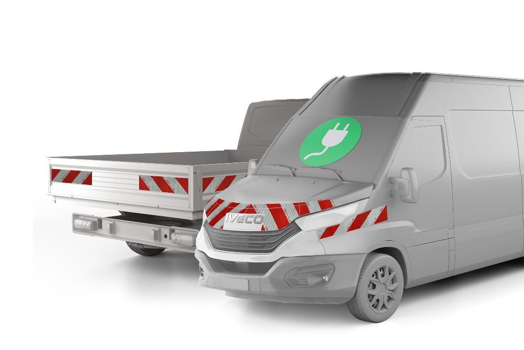Iveco (e)Daily mit Komplettwarnmarkierungssatz an Front, Seite und Ladefläche, Baujahr 2024
