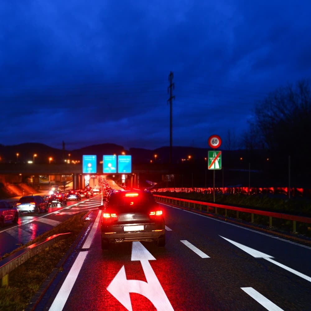 Anwendungsbild zeigt aufgebrachten Pfeil in realer Verkehrsszene