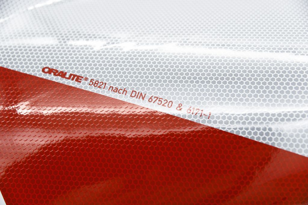 Detailansicht Warnmarkierung Oralite 5821 mit reflektierendem Wabenmuster