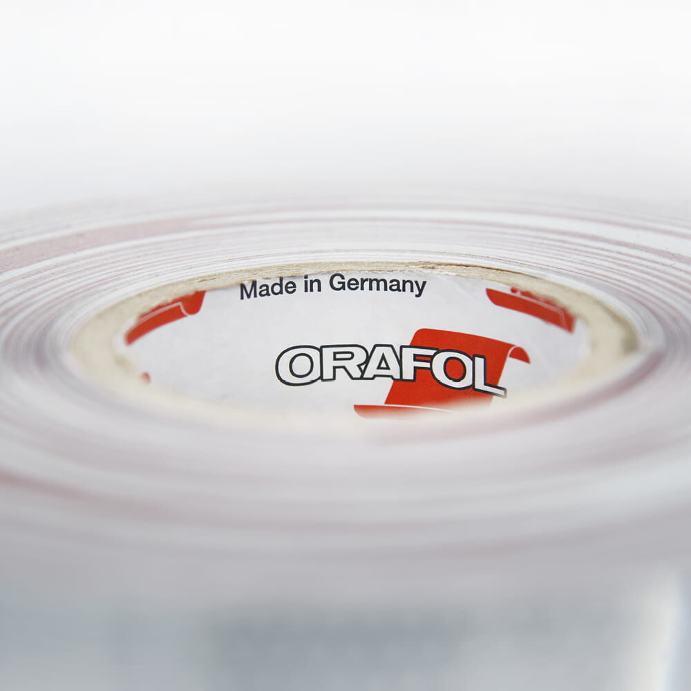 Zoom auf Kern der ORALITE 5931 Bakenfolienrolle mit Aufdruck „Made in Germany“