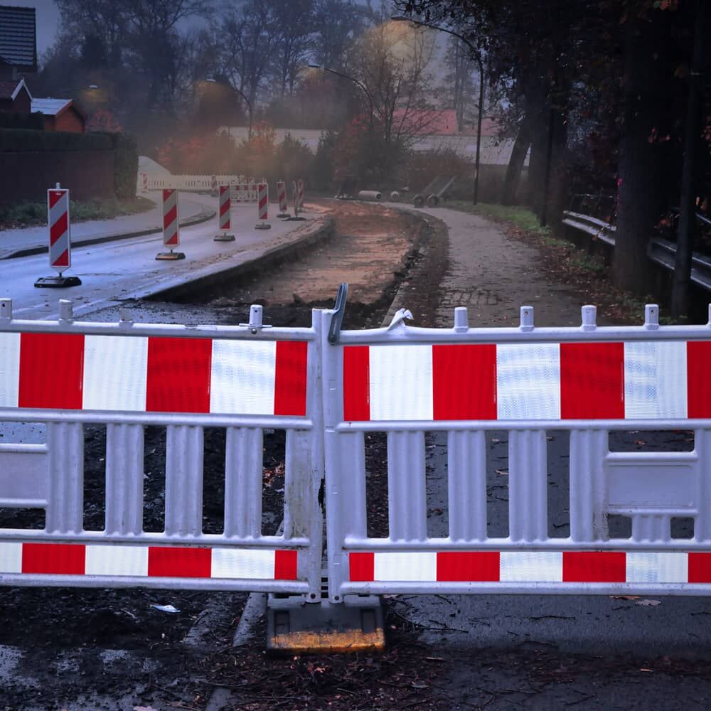 Baustellen-Absperrschranken mit 5831 Folie bei Dämmerung