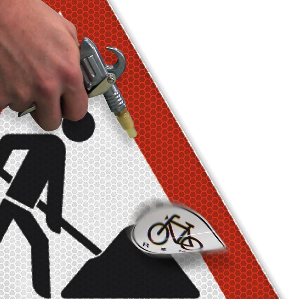 Stickerentfernung: Handwerkzeug löst Aufkleber leicht vom Schild dank Astifol.