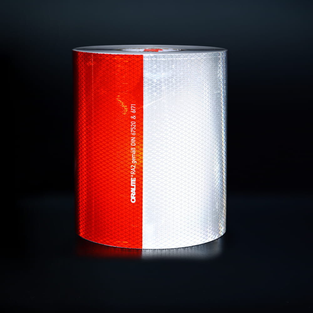 Rolle 250 mm 5931M Schrankenfolie rot/weiß, reflektierend vor schwarzem Hintergrund