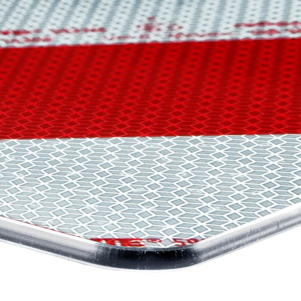 Detail: abgerundete Ecke und Kante der Warntafel (Alu/Verbund)