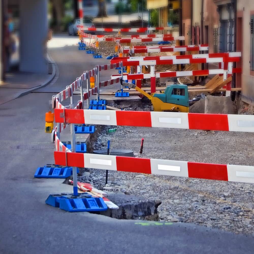 Baustellen-Absperrung mit weißen Reflexstreifen Maxi für bessere Tag-/Nachtsichtbarkeit.