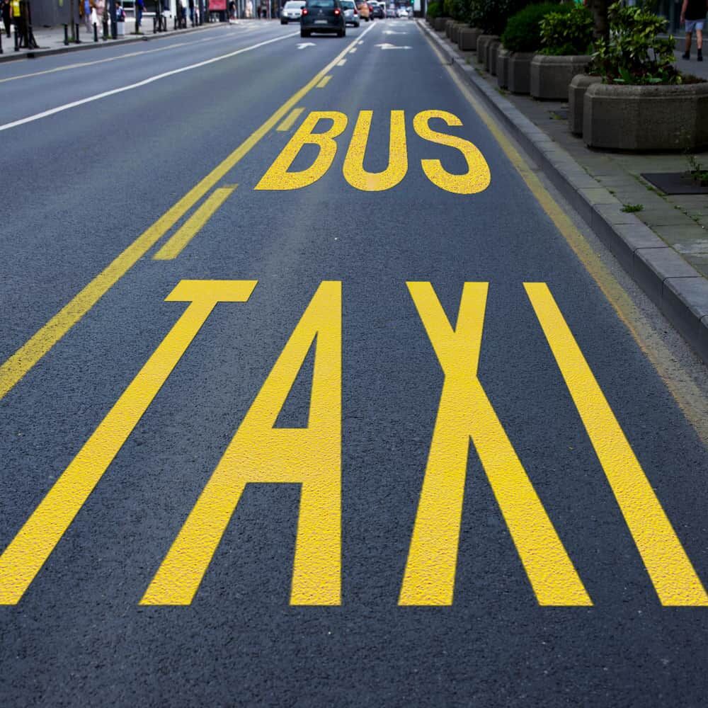 Aufgebrachtes Piktogramm in realer Verkehrsszene
