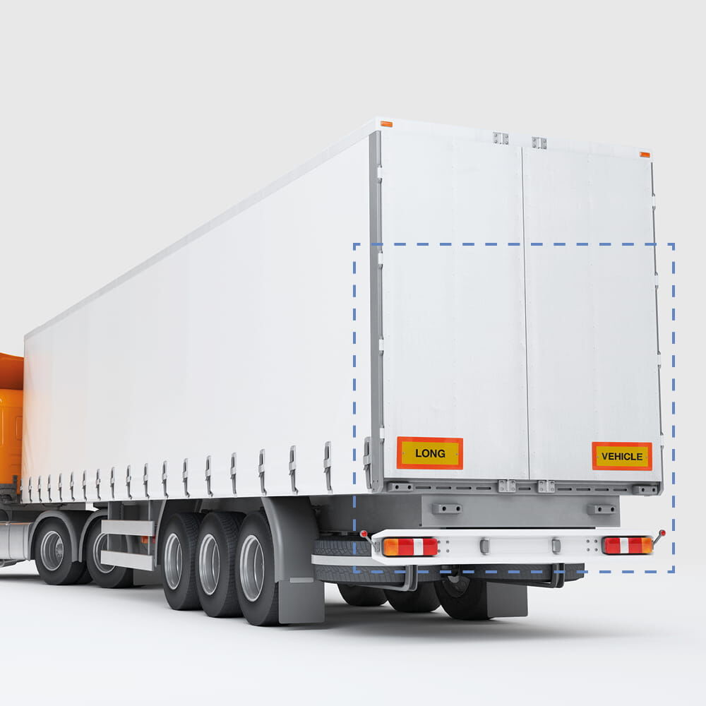 Zwei Tafeln "LONG" und "VEHICLE" am Heck eines weißen Lkw angebracht