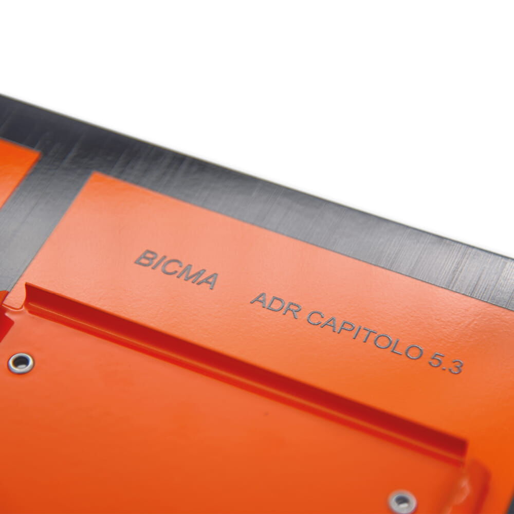 Detailansicht der Aufschrift „BICMA ADR CAPITOLO 5.3“ auf oranger ADR-Tafel.