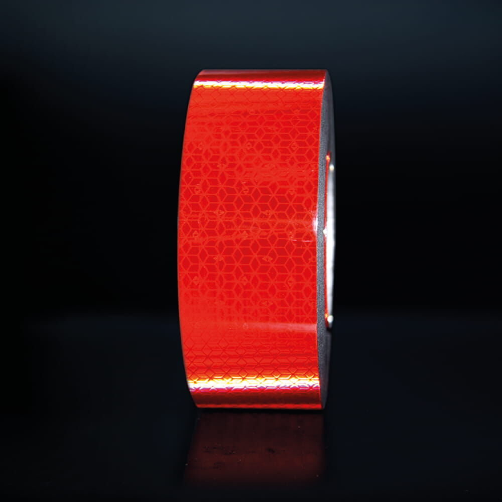 Rote Rolle VC 104+ CG reflektiert vor schwarzem Hintergrund
