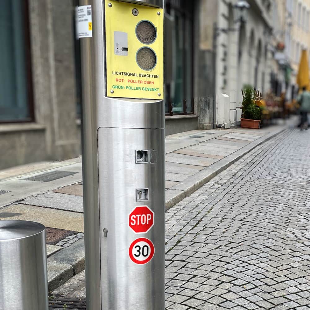 Stopp-Aufkleber an Stele in Altstadtstraße, als Hinweis an Poller angebracht