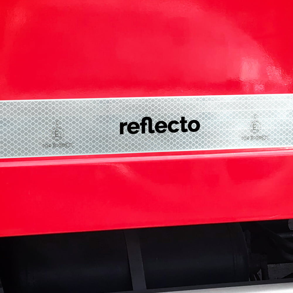 Reflecto-Logo-Konturband am Heck eines roten LKWs montiert, Anwendungsbeispiel