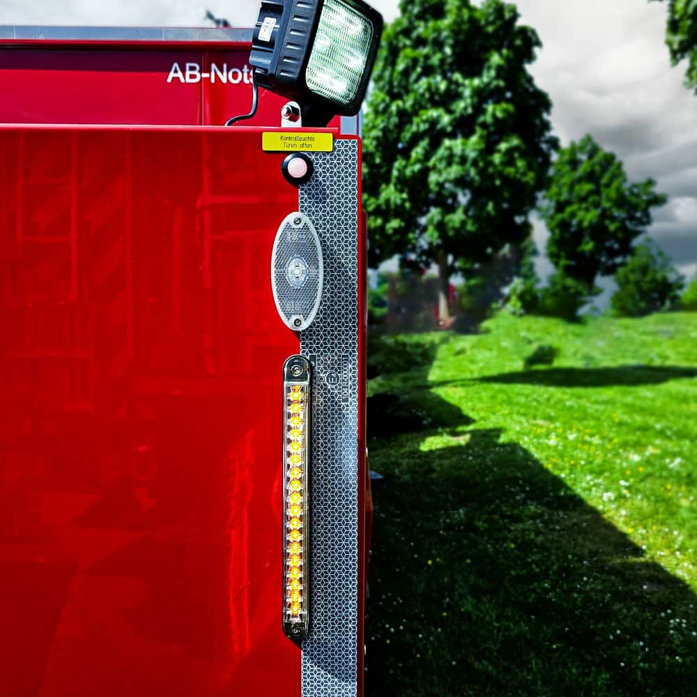 Weiße VC104+ RG Konturmarkierung an Feuerwehraufbau, stark reflektierend