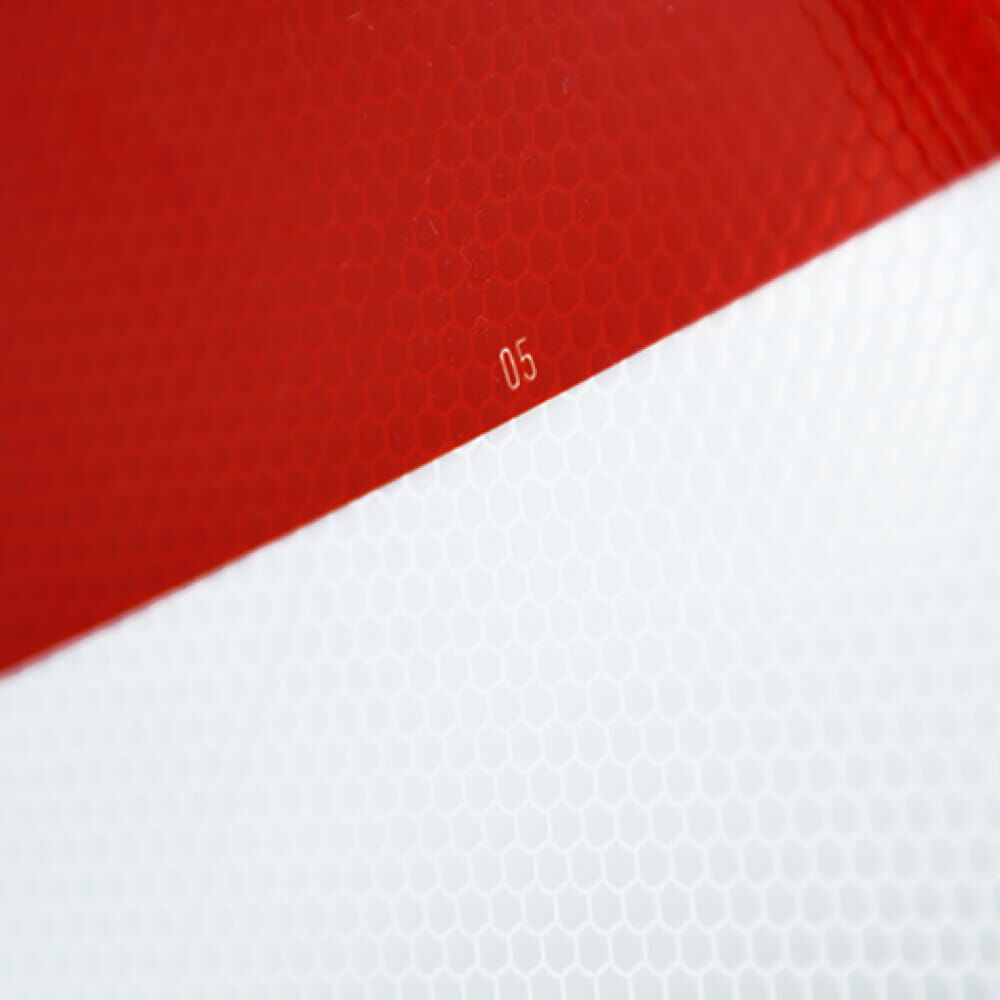 Detail: Prüfnummer 05 auf reflektierender Orafol-5931 Rot-Weiß Bakenfolie