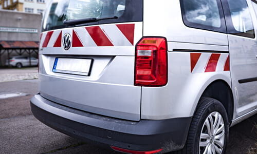 Kfz-Warnmarkierungszuschnitte an PKW Seite und Heck