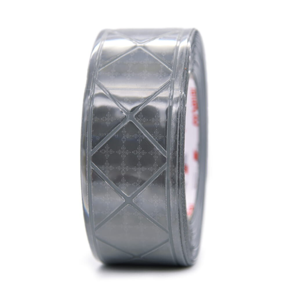 Frontale Ansicht der 10 m Orafol GP340 Rolle, silber. Prismatisches Rautenmuster sichtbar
