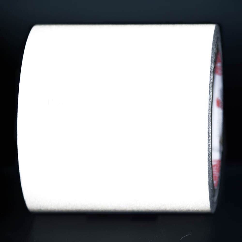 100 mm Rolle Orafol ORALITE Reflexband 5600E weiß, reflektierend vor dunklem Hintergrund