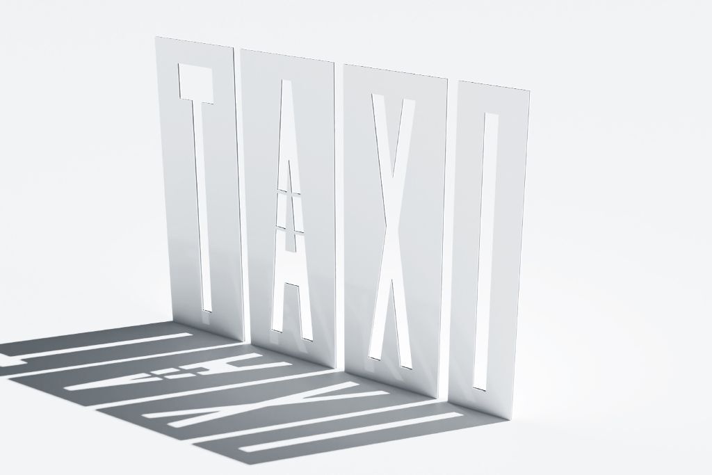 Aufgestellte TAXI-Schablonen, Licht wirft Schrift-Schatten auf den Boden