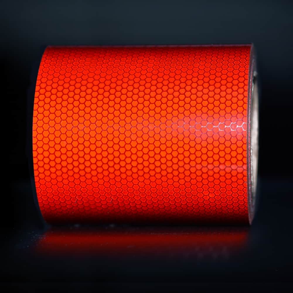 Reflektorband-Rolle in rot, 125 mm, in Dunkelheit, zeigt starke Reflexion