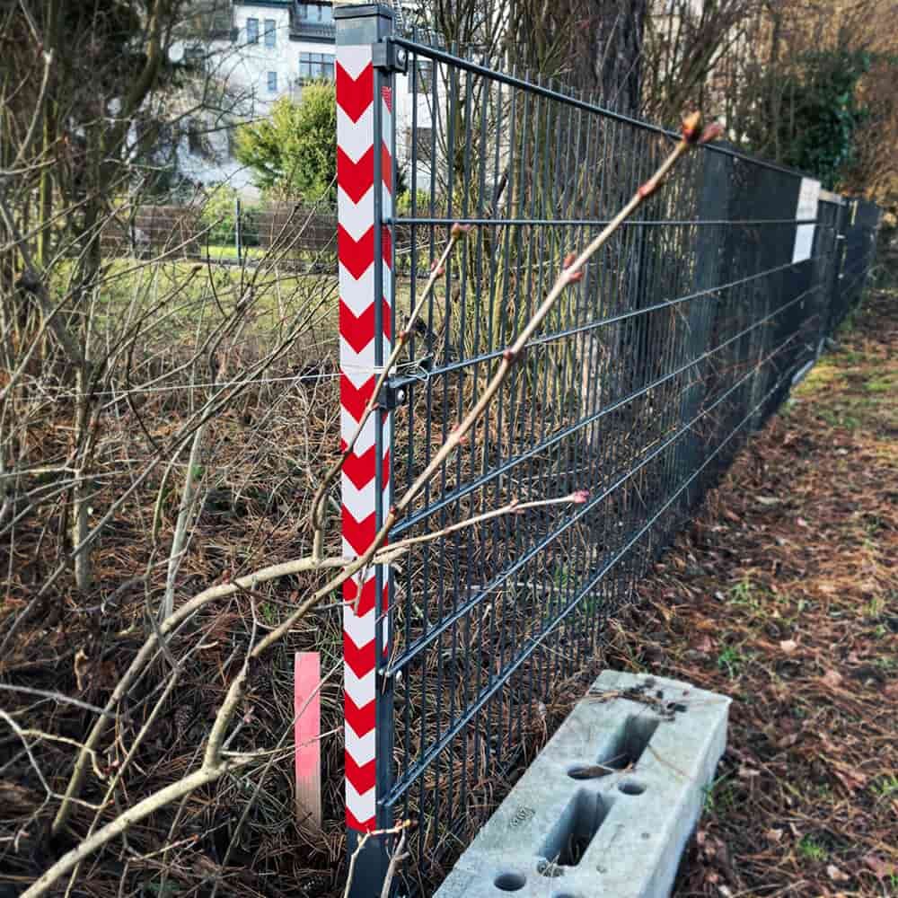 Baustellenzaunpfosten mit ORALITE 5931M Chevron-Warnband rot/weiß markiert
