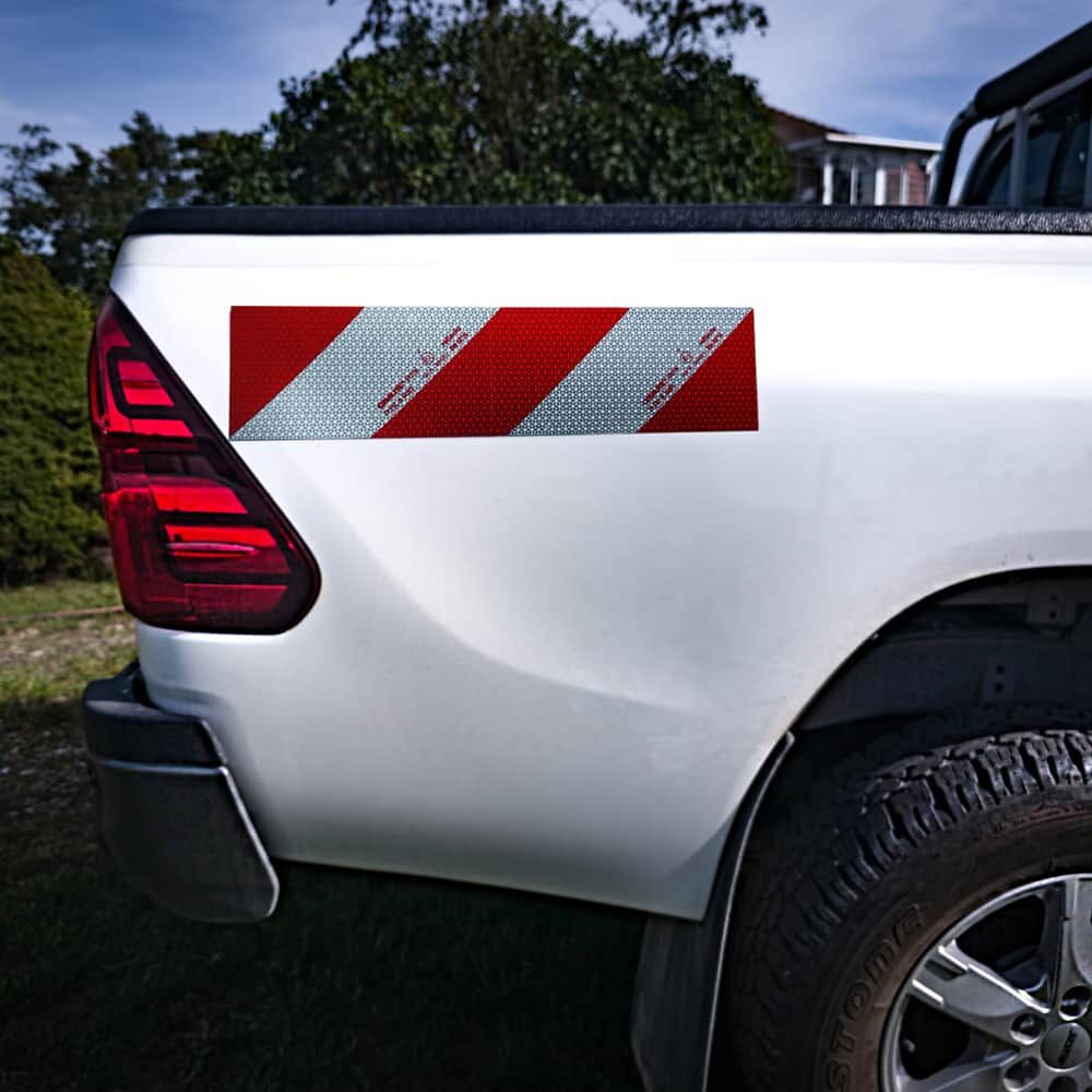 Anwendung: langer 5921M-Streifen auf Pickup-Seitenwand für bessere Sichtbarkeit.