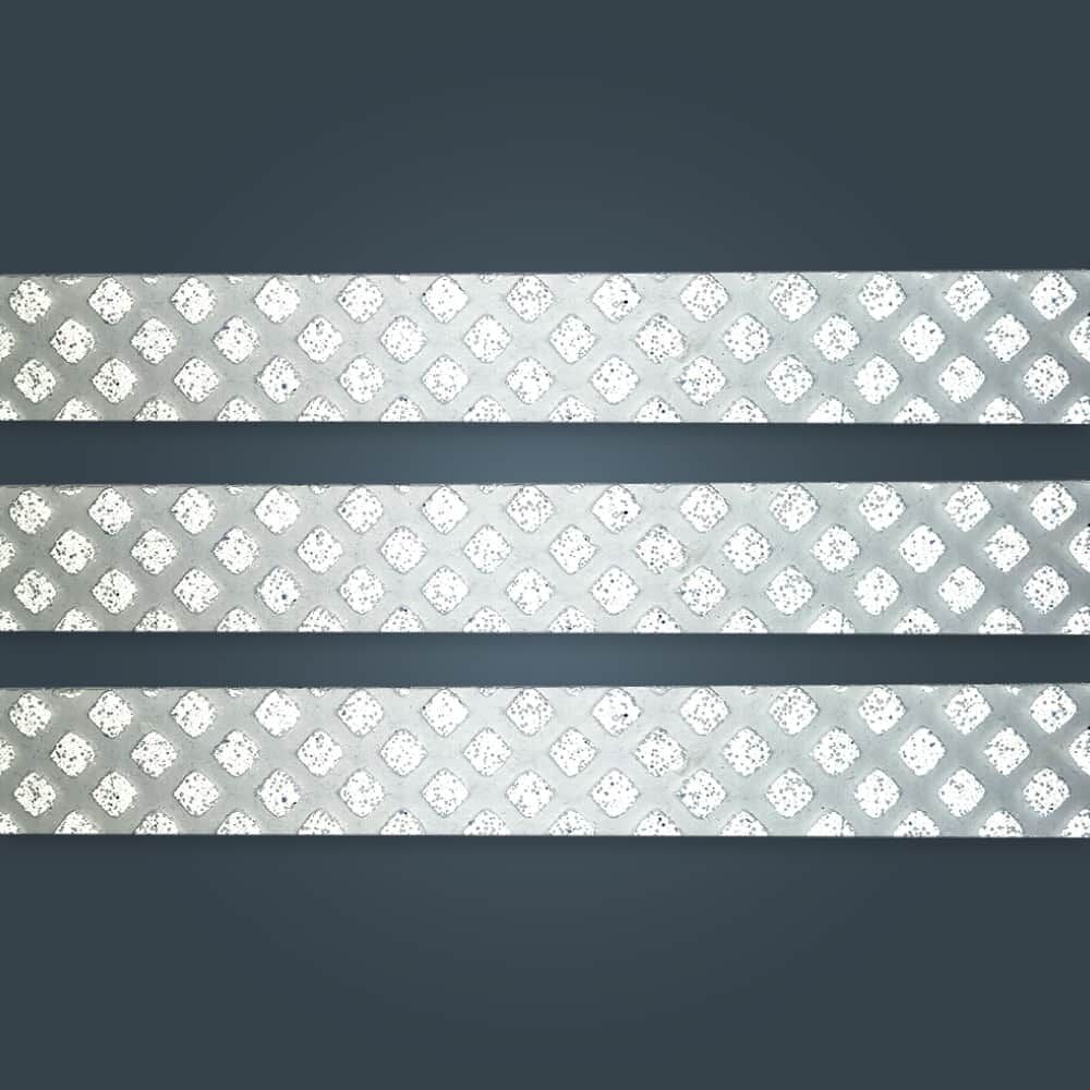 Weiße reflektierende Leitstreifen auf dunklem Hintergrund für Blindenleitsystem