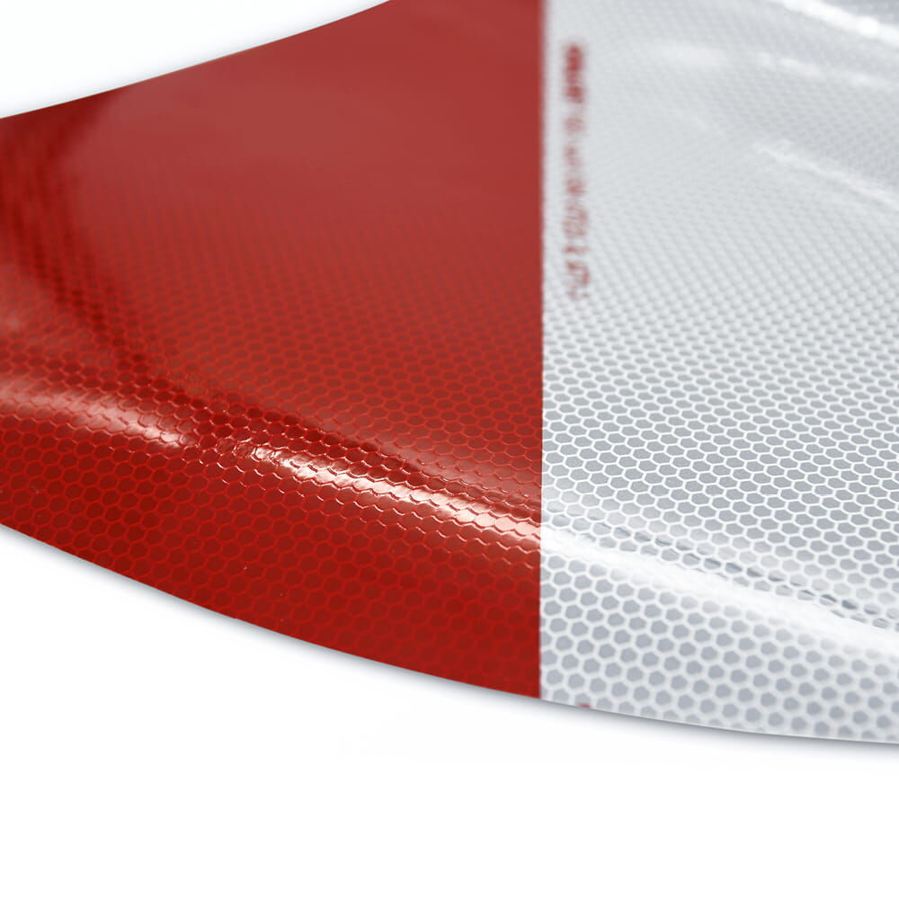 Makroaufnahme der Kante einer rot-silbernen reflektierenden Warnmarkierung