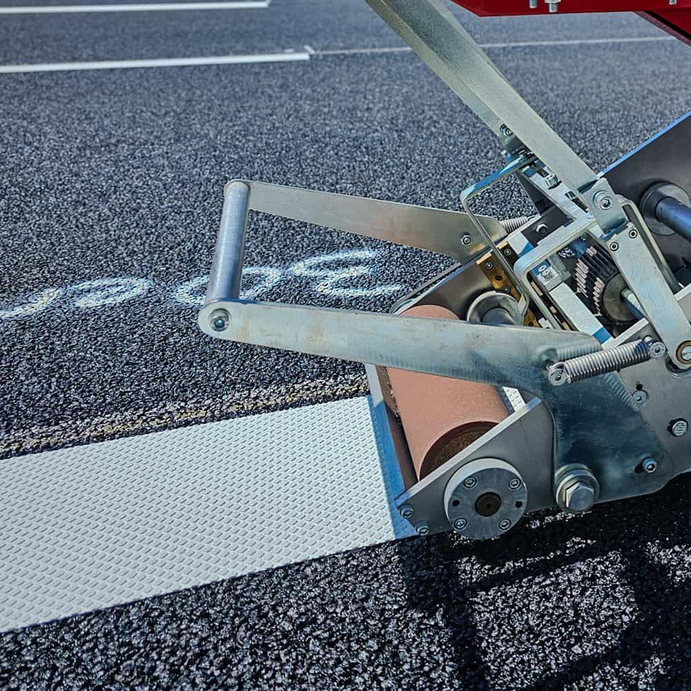 3M Folienverlegegerät MTA-II appliziert weiße Fahrbahnmarkierungsfolie