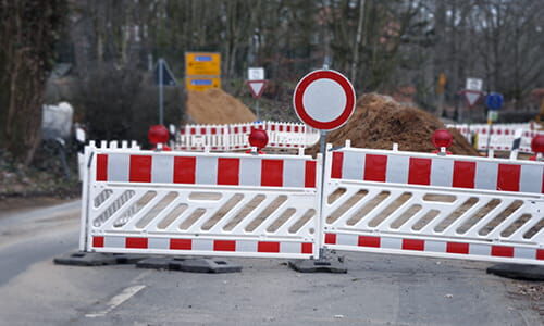 Das Titelbild der Themenseite Baustellenmarkierung zeigt eine vollständige Straßensperrung mit Baustellenszenerie im Hintergrund