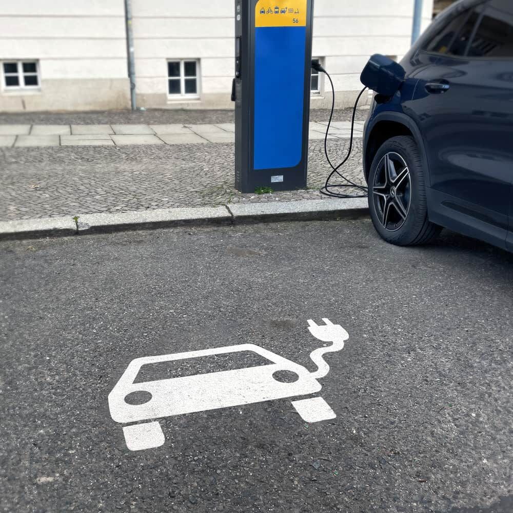 Aufgebrachter Piktogramm-Markierungsfilm auf einem Parkplatz