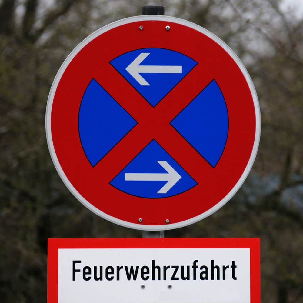 Anwendungsbeispiel: Halteverbot-Schild mit Richtungspfeilen links/rechts