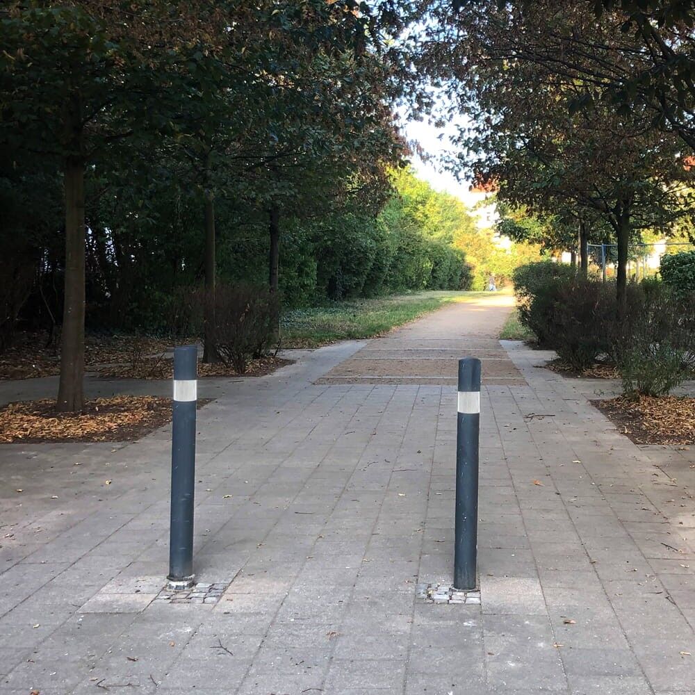 Poller mit weißem Reflexband 5930MFlex auf Gehweg zur sicheren Wegbegrenzung