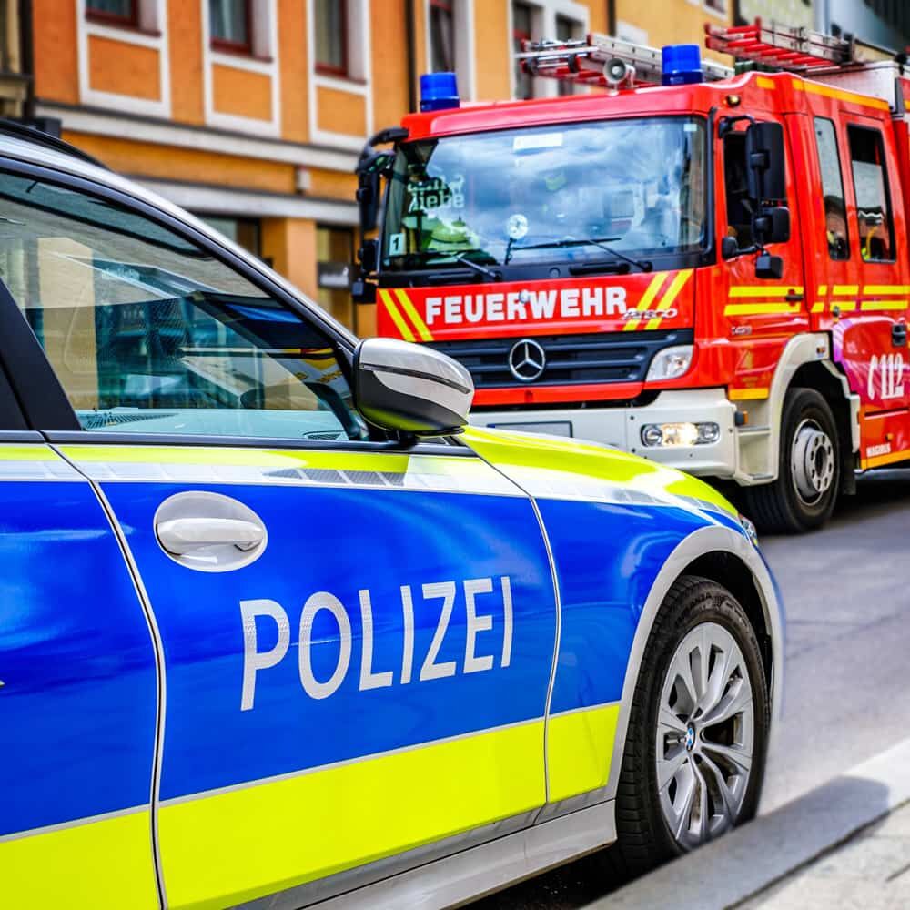 Polizei- und Feuerwehrfahrzeug mit fluoreszierenden Warnstreifen 7710 im Einsatz.