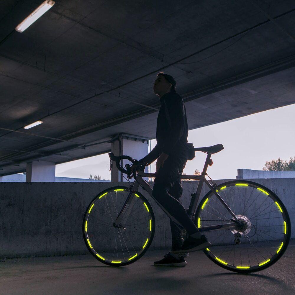 Fahrrad mit Fluor-Lime Felgenstickern für bessere Sichtbarkeit bei wenig Licht