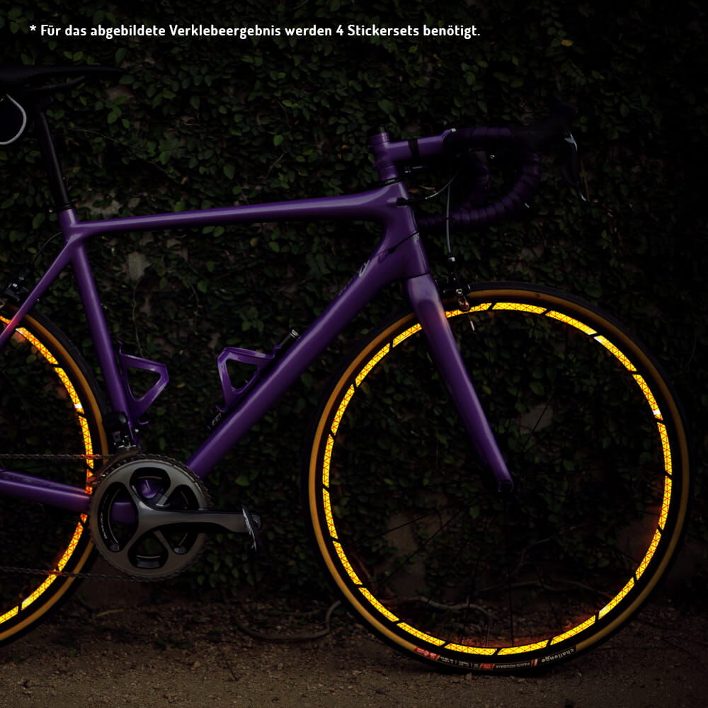 Fluor-Orange Felgensticker auf Fahrradfelgen bei Nacht sichtbar