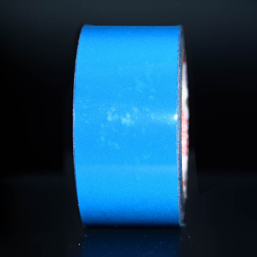 50 mm Rolle Orafol ORALITE Reflexband 5600E blau, reflektierend vor dunklem Hintergrund