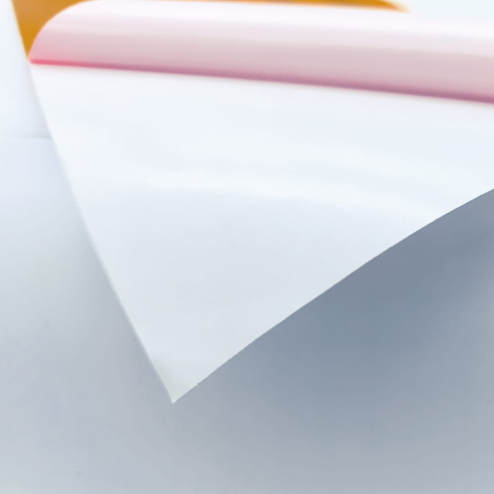 Eckdetail zeigt abgezogene, selbstklebende Folie und Trägerpapier