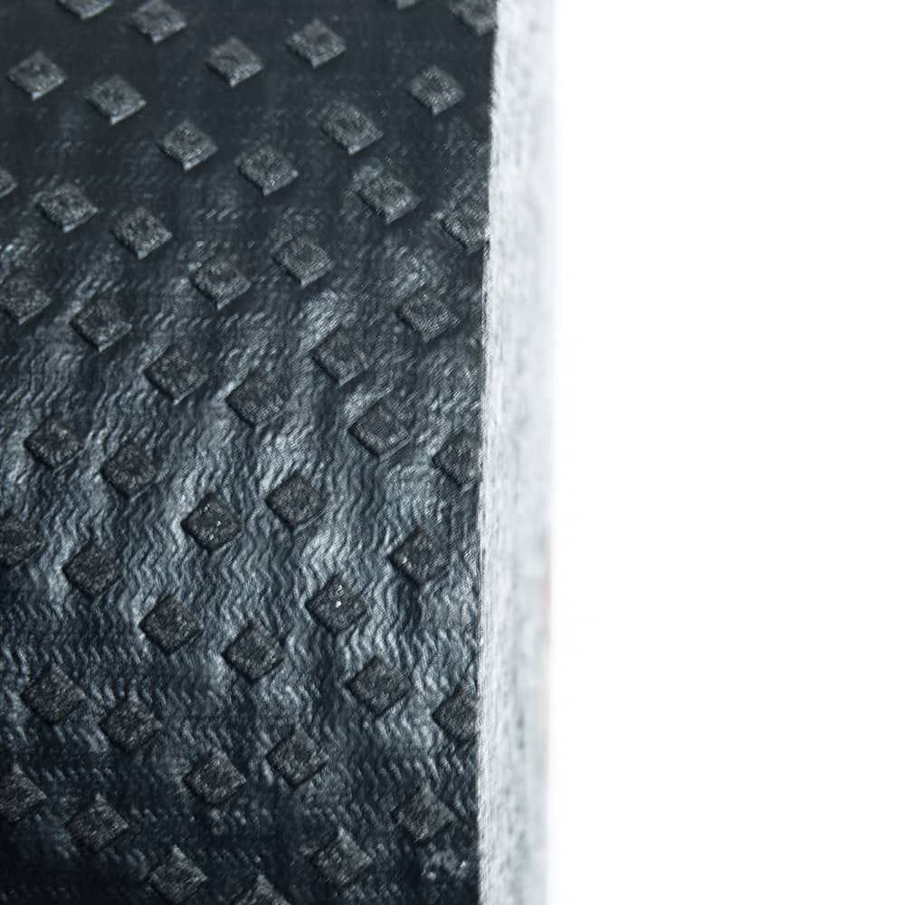 Nahaufnahme der strukturierten Oberfläche der 3M Stamark A715 Fahrbahnfolie in Schwarz