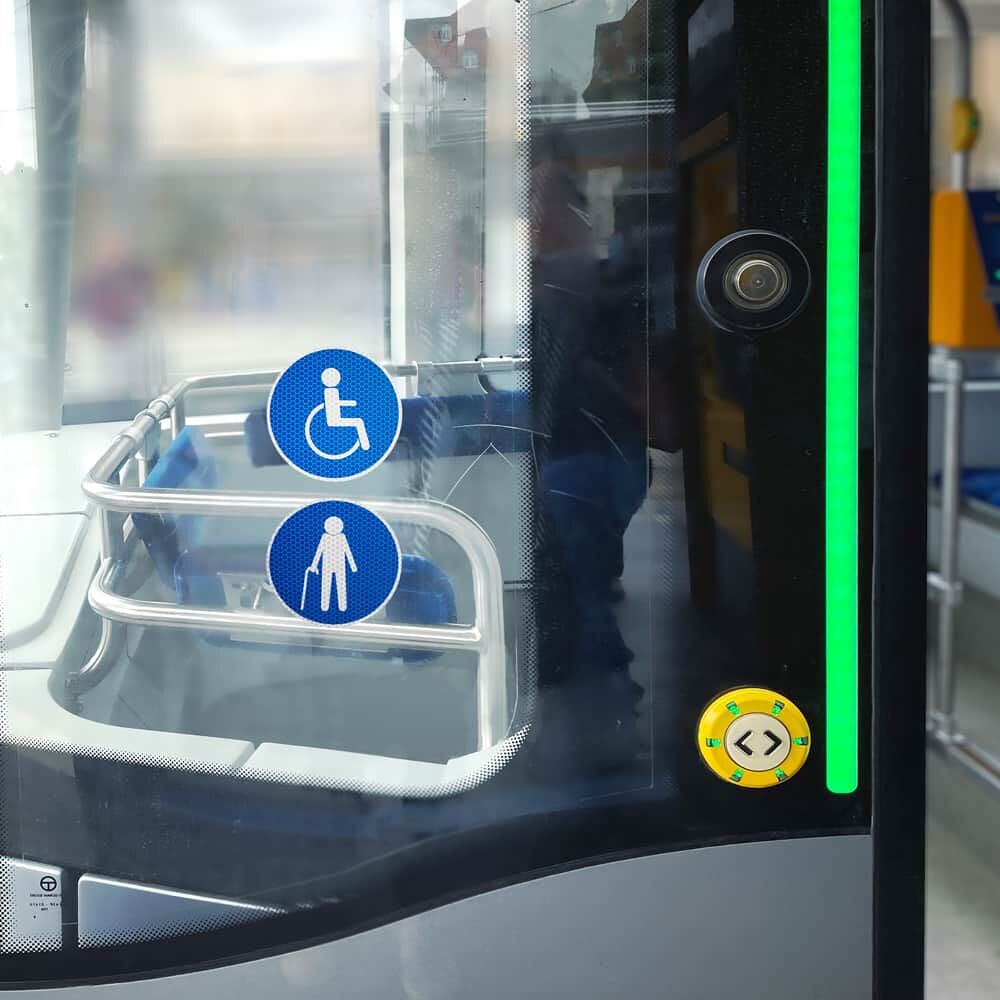 Symbol Mann mit Stock als Aufkleber an der Tür einer Straßenbahn