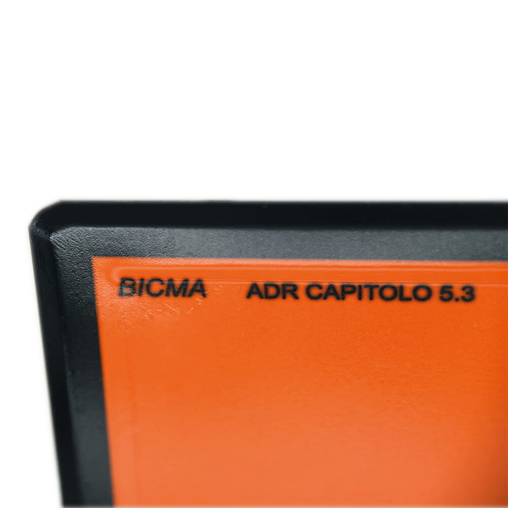 Detail Ecke: Aufdruck „BICMA ADR CAPITOLO 5.3“ und robustes Kunststoffprofil
