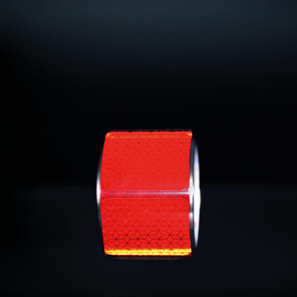 Rote VC104+ CG Rolle, Segmente reflektieren vor dunklem Hintergrund